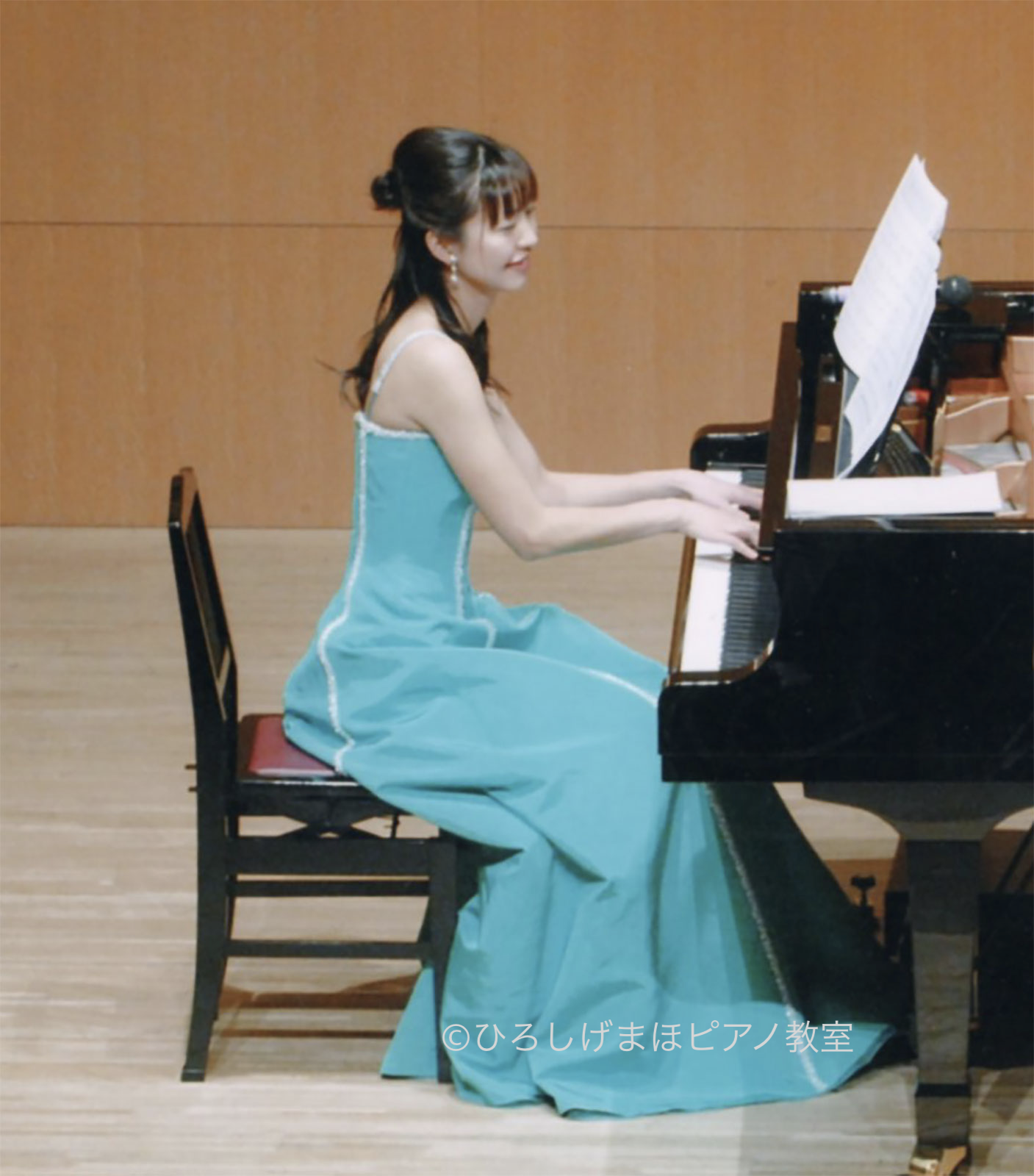 講師 弘重真穂の演奏写真